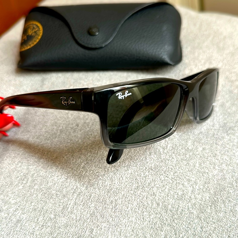 Ray Ban Authentic model 4151 color 842. Black gradient frame with G 15 lenses